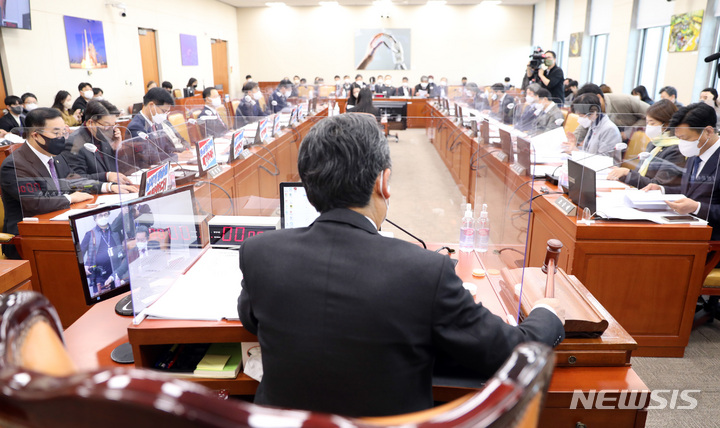[서울=뉴시스] 전진환 기자 = 지난 1일 서울 여의도 국회에서 과학기술정보방송통신위원회 전체회의가 열리고 있다. 2022.12.01. amin2@newsis.com