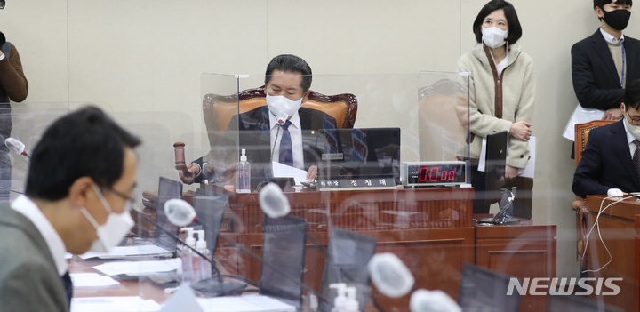 [서울=뉴시스] 전진환 기자 = 정청래 위원장이 1일 오후 서울 여의도 국회에서 열린 과학기술정보방송통신위원회 전체회의에서 의사봉을 두드리고 있다. 2022.12.01. amin2@newsis.com