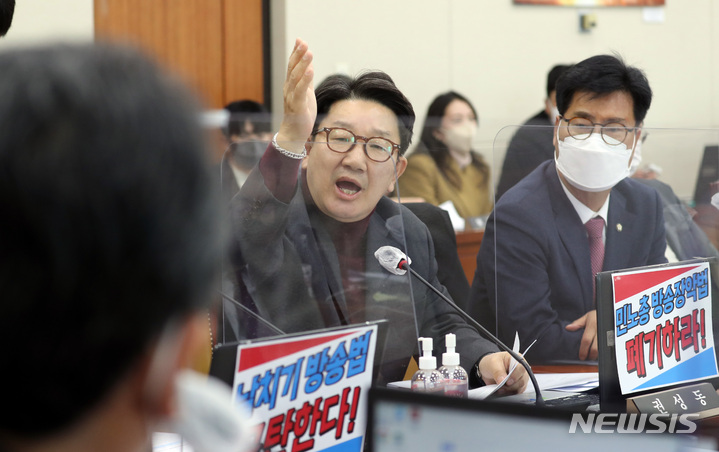 [서울=뉴시스] 전진환 기자 = 권성동 국민의힘 의원이 1일 오후 서울 여의도 국회에서 열린 과학기술정보방송통신위원회 전체회의에서 정청래 위원장에게 의사진행발언을 요구하며 언성을 높이고 있다. 2022.12.01. amin2@newsis.com