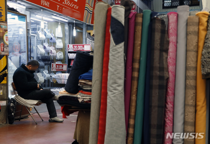 [서울=뉴시스] 고승민 기자 = 소상공인, 전통시장 체감경기가 두달 연속 악화한 것으로 알려진 지난해 12월1일 서울의 한 전통시장에서 상인이 손님을 기다리고 있다. 2022.12.01. kkssmm99@newsis.com