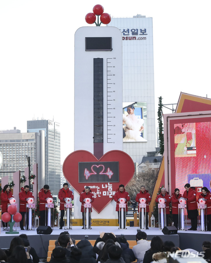 [서울=뉴시스] 김근수 기자 = 조흥식 사랑의 열매 회장과 오세훈 서울시장을 비롯한 내외빈들이 1일 오후 서울 광화문 광장에서 열린 '2022 사랑의 온도탑 제막식'에서 퍼포먼스를 하고 있다. 2022.12.01. ks@newsis.com