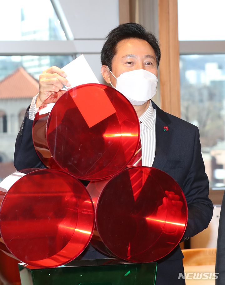 [서울=뉴시스] 김근수 기자 = 오세훈 서울시장이 1일 오후 서울시청 집무실에서 열린 '사랑의 열매 전달식'에서 성금을 기부하고 있다. 2022.12.01. ks@newsis.com