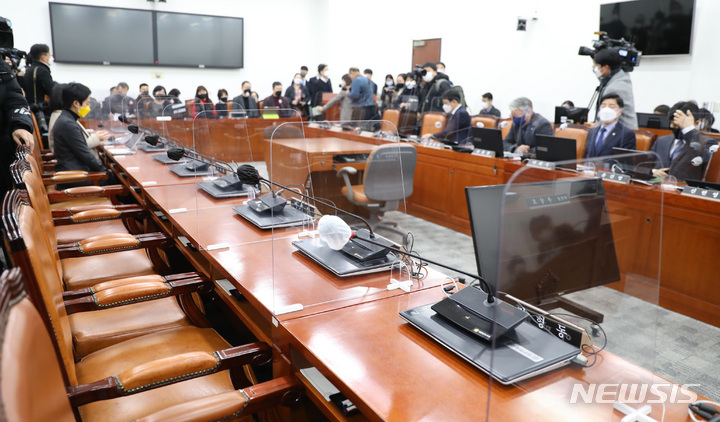 [서울=뉴시스] 전진환 기자=지난 1일 국회 이태원 참사 국정조사 특별위원회가 희생자 유가족 간담회를 열고 있다. 2022.12.01. amin2@newsis.com