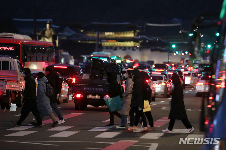 [서울=뉴시스] 고승민 기자 = 영하권의 추운 날씨가 이어진 1일 저녁 서울 광화문 사거리에서 옷을 두텁게 입은 직장인들이 퇴근길 걸음을 재촉하고 있다. 2022.12.01. kkssmm99@newsis.com