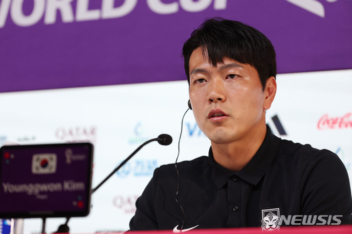[알라이얀(카타르)=뉴시스] 조성우 기자 = 대한민국 축구대표팀 김영권이 1일(현지시간) 오후 카타르 알라이얀 메인미디어센터(MMC)에서 포르투갈과 조별리그 H조 최종 3차전을 하루 앞두고 기자회견을 하고 있다. 2022.12.01. xconfind@newsis.com