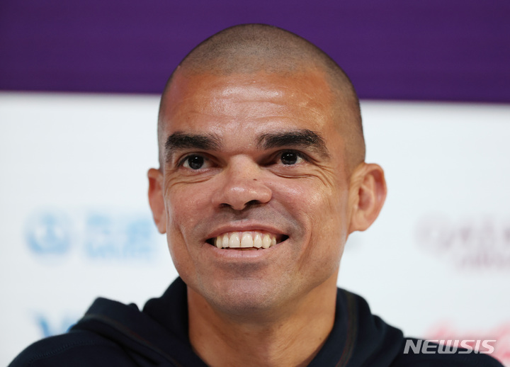 [알라이얀(카타르)=뉴시스] 조성우 기자 = 포르투갈 축구대표팀 페페가 1일(현지시간) 오후 카타르 알라이얀 메인미디어센터(MMC)에서 대한민국과 조별리그 H조 최종 3차전을 하루 앞두고 기자회견을 하고 있다. 2022.12.01. xconfind@newsis.com