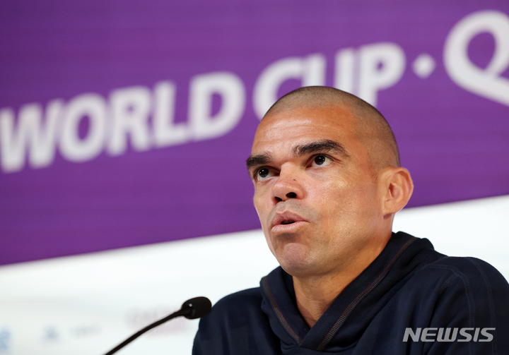 [알라이얀(카타르)=뉴시스] 조성우 기자 = 포르투갈 축구대표팀 페르난두 페페가 1일(현지시간) 오후 카타르 알라이얀 메인미디어센터(MMC)에서 대한민국과 조별리그 H조 최종 3차전을 하루 앞두고 기자회견을 하고 있다. 2022.12.01. xconfind@newsis.com
