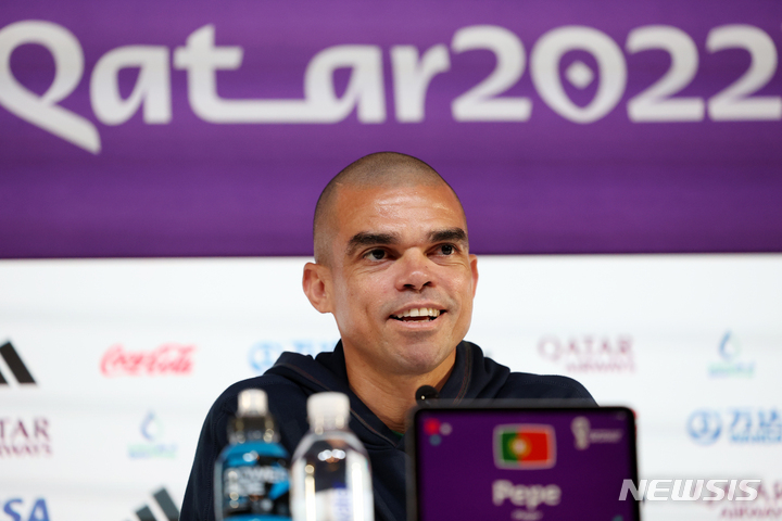 [알라이얀(카타르)=뉴시스] 조성우 기자 = 포르투갈 축구대표팀 페르난두 페페가 1일(현지시간) 오후 카타르 알라이얀 메인미디어센터(MMC)에서 대한민국과 조별리그 H조 최종 3차전을 하루 앞두고 기자회견을 하고 있다. 2022.12.01. xconfind@newsis.com