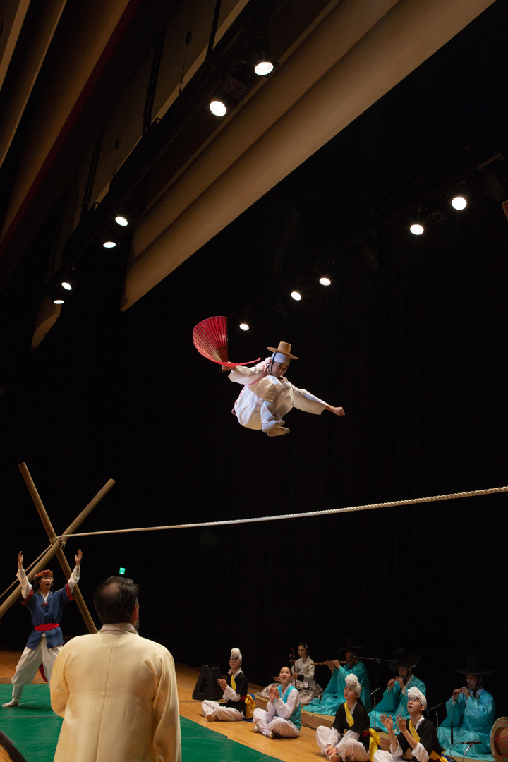 [서울=뉴시스] 줄타기 (사진=문화재청 제공)2 022.12.02. photo@newsis.com *재판매 및 DB 금지