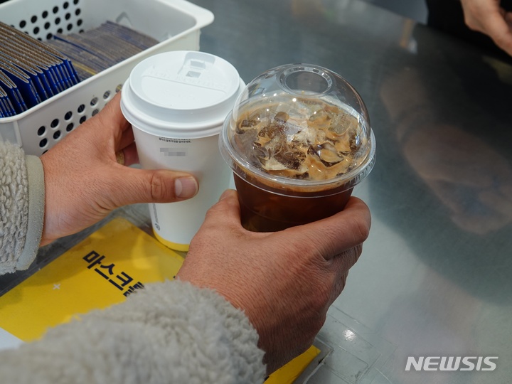 [제주=뉴시스] 오영재 기자 = 일회용컵 보증금제 시범 시행 첫날인 지난해 12월2일 오전 제주도 내 일부 프랜차이즈 매장에서 일회용컵 보증금 라벨을 붙이지 않은 일회용컵을 사용하는 등 제도 보이콧을 하고 있다. 2022.12.02. oyj4343@newsis.com 