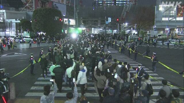 [서울=뉴시스] 2일 일본 도쿄 시부야에서는, 이른 아침에도 불구하고 많은 서포터가 스크램블 교차점 주변에 모여 일본 대표팀의 승리를 축하했다. (사진출처: NHK) 2022.12.02. *재판매 및 DB 금지