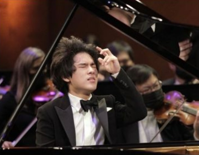 [서울=뉴시스] 피아니스트 임윤찬이 반 클라이번 국제 피아노 콩쿠르서 연주를 선보이고 있다 (사진출처: MOC 프로덕션 페이스북 캡처) 2022.12.02. *재판매 및 DB 금지