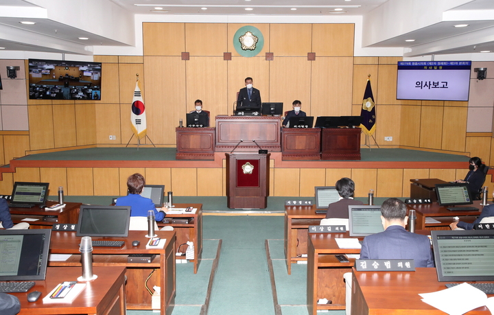 2일 열린 정읍시의회 '제279회 제2차 정례회' 3차 본회의, 고경윤 의장이 회의진행을 하고 있다. *재판매 및 DB 금지