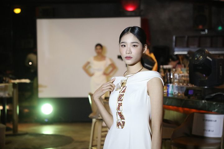 영남이공대 모델테이너과 학생들이 주얼리를 착용하고 런웨이를 하고 있다. *재판매 및 DB 금지