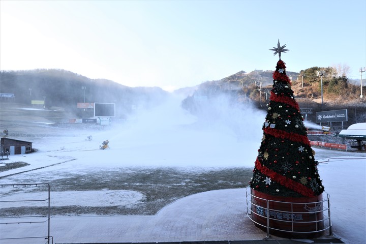 개장을 앞둔 강원 횡성군 소재 웰리힐리 스노우파크가 제설기를 동원해 슬로프에 인공눈을 뿌리고 있다. *재판매 및 DB 금지