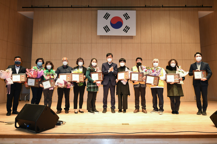 [안산=뉴시스] 이민근 경기 안산시장이 2일 단원구청 단원홀에서 열린 '시민안전 토크콘서트'에서 수해복구 유공자들과 기념사진을 찍고 있다. (사진=안산시 제공) 2022.12.02. photo@newsis.com *재판매 및 DB 금지