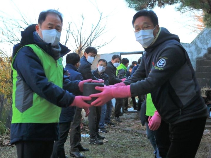 [대전=뉴시스] 조명휘 기자 = 대전교통공사 노사가 2일 중구 대사동 일원에서 ‘사랑의 연탄 나눔’행사를 갖고 있다. (사진= 대전교통공사 제공) 2022.12.02. photo@newsis.com *재판매 및 DB 금지