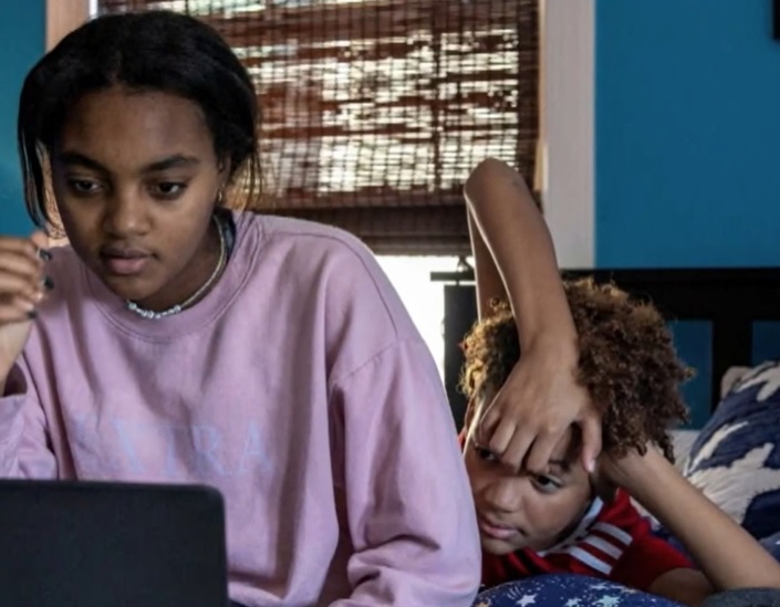 [서울=뉴시스] 미국의 한 자매가 코로나 봉쇄 이후 노트북을 통해 원격으로 수업을 듣고 있다. 스탠퍼드대 연구팀은 코로나19 팬데믹으로 인한 봉쇄 정책을 겪은 10대의 뇌가 급격하게 노화했다는 연구 결과를 내놓았다 (사진출처: PBS 영상 캡처) 2022.12.02. *재판매 및 DB 금지