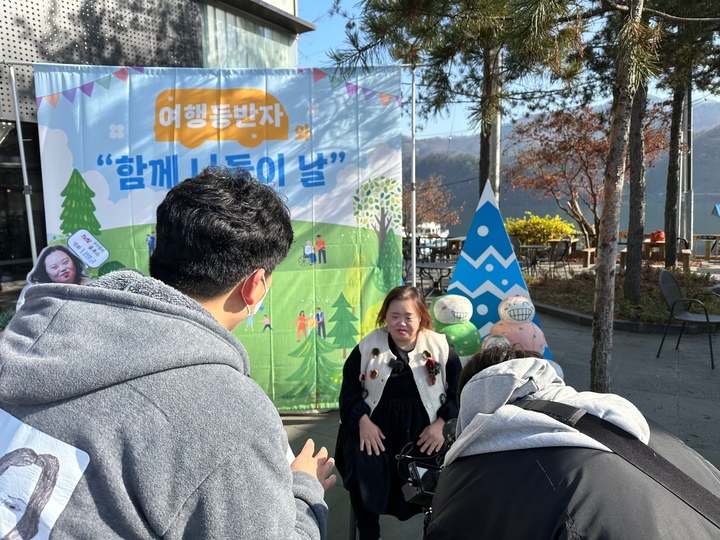 지난달 24일 춘천 남이섬에서 열린 무장애 관광 이벤트 '함께 나들이 날' 이벤트 현장을 찾은 정은혜 작가. (사진= 한국관광협회중앙회 제공) photo@newsis.com *재판매 및 DB 금지