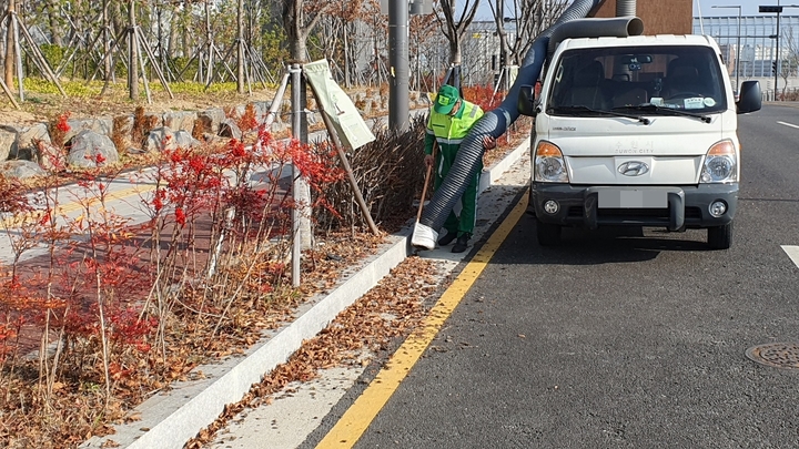 [수원=뉴시스] 경기 수원시 권선구 곡선동 행정복지센터 환경관리원들이 60여만원의 예산을 들여 자체 개발한 낙엽 흡입 청소차량. (사진=곡선동 행정복지센터 제공) 2022.12.02. photo@newsis.com *재판매 및 DB 금지