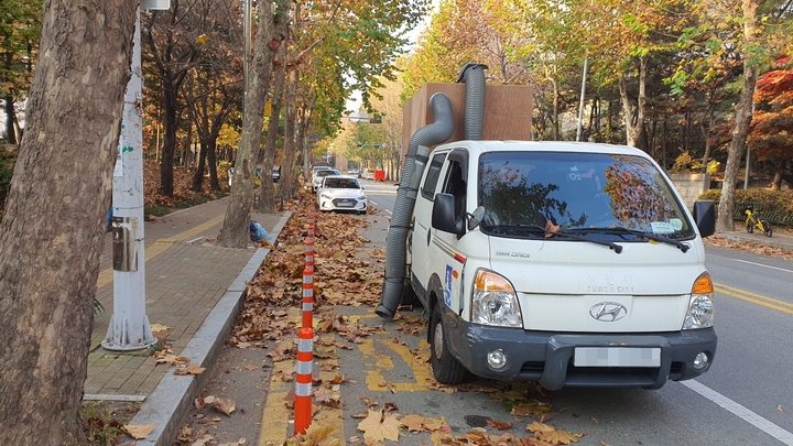 [수원=뉴시스] 경기 수원시 권선구 곡선동 행정복지센터 환경관리원들이 60여만원의 예산을 들여 자체 개발한 낙엽 흡입 청소차량. (사진=곡선동 행정복지센터 제공) 2022.12.02. photo@newsis.com *재판매 및 DB 금지