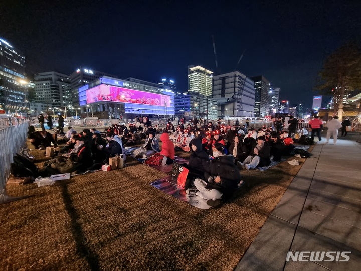 [서울=뉴시스] 임하은 기자 = 대한민국 축구대표팀의 세 번째 경기인 포르투갈전이 열리는 2일 오후 6시께 서울 광화문 광장은 16강 진출을 염원하며 일찍부터 거리로 나선 시민들이 모였다. 2022.12.02 rainy71@newsis.com