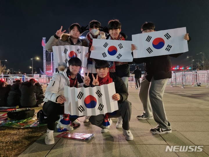 [서울=뉴시스] 임하은 기자 = 대한민국 축구대표팀의 세 번째 경기인 포르투갈전이 열리는 2일 전북 익산에서 친구들과 함께 거리 응원을 왔다는 안태현(19)군은 "친구들 6명이 기차 타고 3시간 걸려서 광화문으로 거리 응원을 왔다"며 "익산에서 거리 응원하는 곳만 가보고 광화문광장 응원은 처음"이라고 말했다. 2022.12.02 rainy71@newsis.com