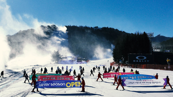 [평창=뉴시스] 김경목 기자 = 2일 오전 강원 평창군 용평리조트 핑크 슬로프에서 스키장 개장 퍼포먼스가 펼쳐지고 있다. (사진=용평리조트 제공) 2022.12.02. photo@newsis.com *재판매 및 DB 금지