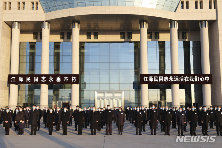 [베이징=신화/뉴시스] 시진핑 중국 국가주석이 이끄는 중국 지도자들이 1일 상하이에서 베이징 시쟈오 공항으로 운구된 고 장쩌민 전 중국 주석의 유해를 맞이하고 있다. 1989년 군대의 천안문 광장 민주화 시위를 진압한 뒤 중국을 고립에서 벗어나게 하고 10년 간 국가의 폭발적인 성장을 이끌어낸 경제 개혁을 지지해 온 장쩌민이 지난 수요일 96세의 나이로 별세했다. 2022.12.02.