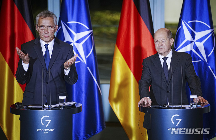 [베를린=AP/뉴시스]1일(현지시간) 옌스 스톨텐베르그(왼쪽) 북대서양조약기구(NATO·나토) 사무총장이 독일 베를린에서 올라프 숄츠 총리와 회담한 뒤 공동 기자회견을 가지고 발언하고 있다. 2022.12.02.