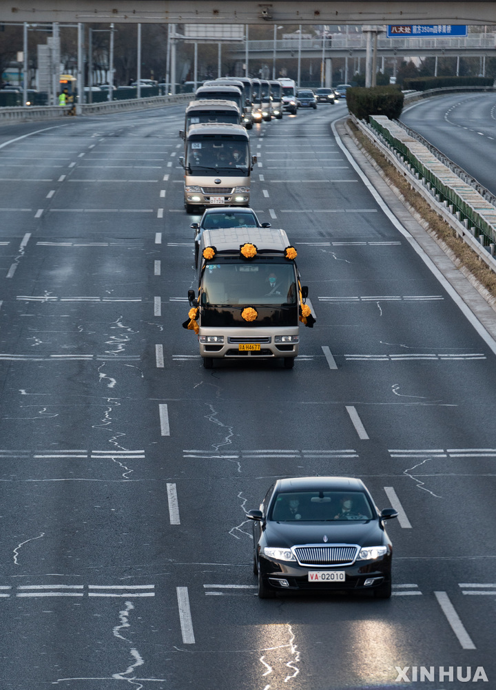[베이징=신화/뉴시스] 상하이에서 특별 항공편으로 운구된 장쩌민 전 중국 국가주석의 유해가 1일 베이징으로 옮겨지고 있다. 2022.12.02.