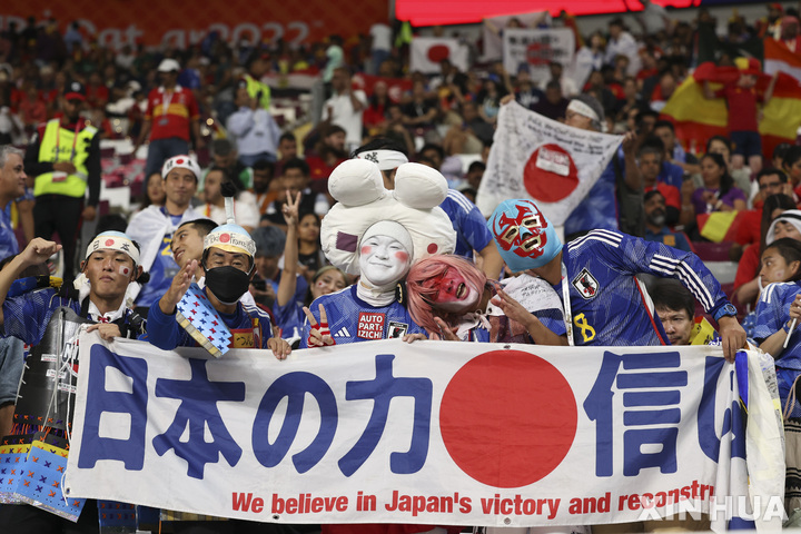[도하=신화/뉴시스]1일(현지시간) 카타르 도하 칼리파 국제 경기장에서 열린 2022 FIFA 월드컵 일본과 스페인의 E조 경기에 앞서 일본 팬들이 사진 촬영을 위해 포즈를 취하고 있다. 2022.12.02.
