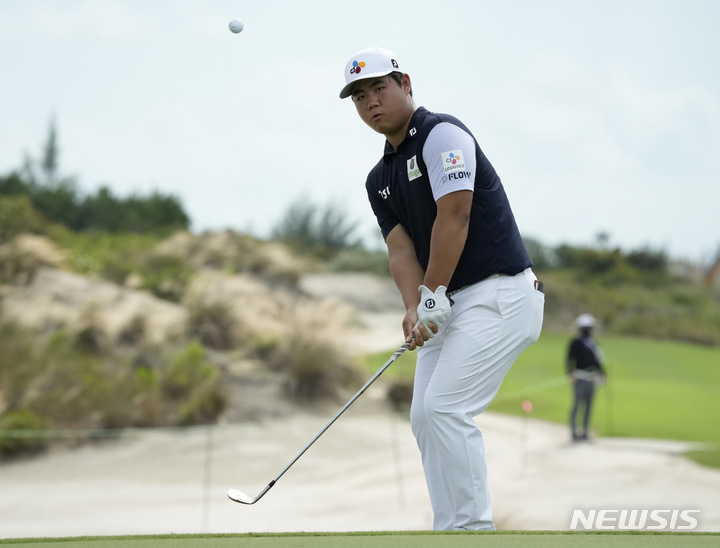 [뉴프로비던스=AP/뉴시스] 김주형이 1일(현지시간) 바하마의 뉴프로비던스 올버니 골프 클럽에서 열린 '히어로 월드 챌린지' 1라운드 1번 그린에서 칩샷하고 있다. 김주형은 첫날을 3언더파 69타, 공동 1위로 출발했다. 2022.12.02.