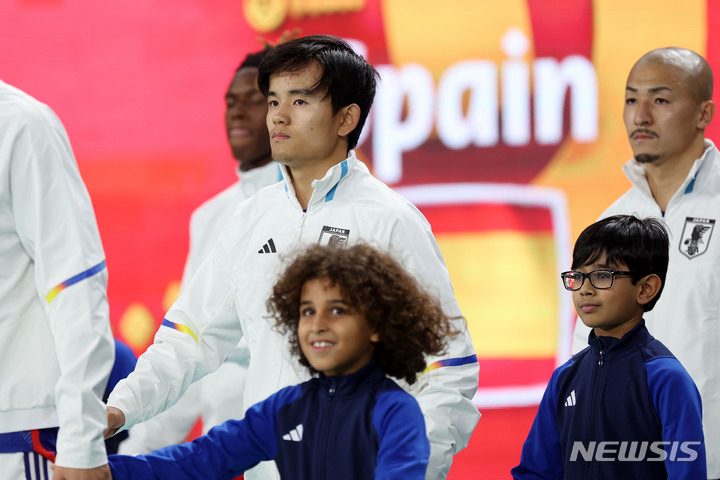 [알라이얀(카타르)=뉴시스] 백동현 기자 = 1일(현지시간) 오후 카타르 알라이얀 칼리파 스타디움에서 열린 2022 카타르 월드컵 조별리그 E조 3차전 일본과 스페인의 경기, 일본 구보 다케후사가 입장하고 있다. 2022.12.02. livertrent@newsis.com