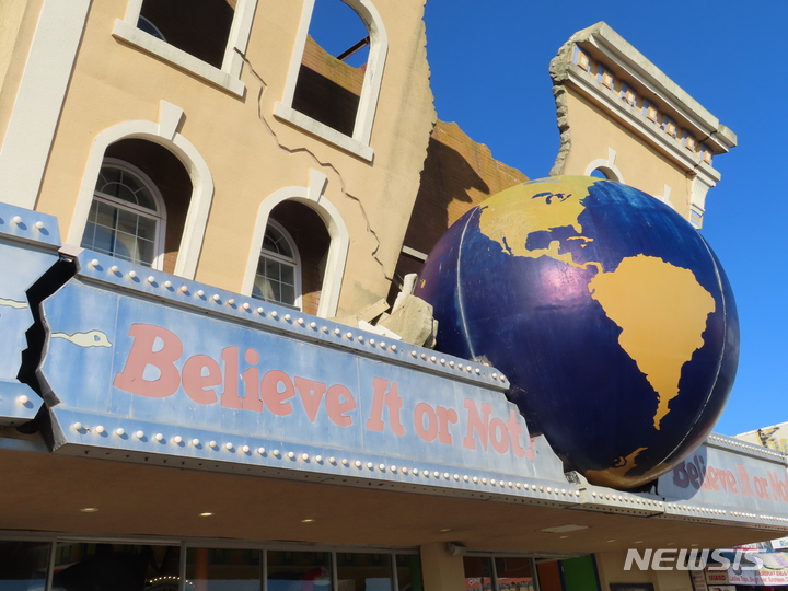 [아틀랜틱 시티( 미 뉴저지주)= AP/뉴시스] 아틀랜틱 시티 시내에 있는 믿거나 말거나 박물관 앞 면에 박힌 거대한 지구의. 이 박물관은 26년만에 문을 닫는다고 12월 1일 발표했다.&nbsp; 