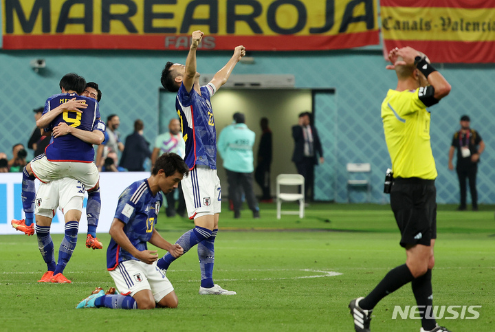 [알라이얀(카타르)=뉴시스] 백동현 기자 = 1일(현지시간) 오후 카타르 알라이얀 칼리파 스타디움에서 열린 2022 카타르 월드컵 조별리그 E조 3차전 일본과 스페인의 경기, 2대 1로 승리하며 조 1위로 16강 진출하게 된 일본 선수들이 기뻐하고 있다. 2022.12.02. livertrent@newsis.com