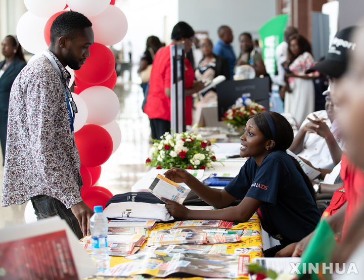 [루사카( 잠비아)=AP/뉴시스] 트럼프 행정부가 대표적 에이즈(AIDS) 구호 프로그램의 일부 자금 지원을 중단하면서, 환자 치료가 중단되고 구호 사업이 폐지되는 등 현장에 피해가 속출하고 있다고 13일(현지 시간) CNN이 보도했다. 사진은 2022년 12월 1일 국제 에이즈의 날에 대국민 방역 자료를 배포하며 홍보에 나선 잠비아 의료진. 2025.09.13.