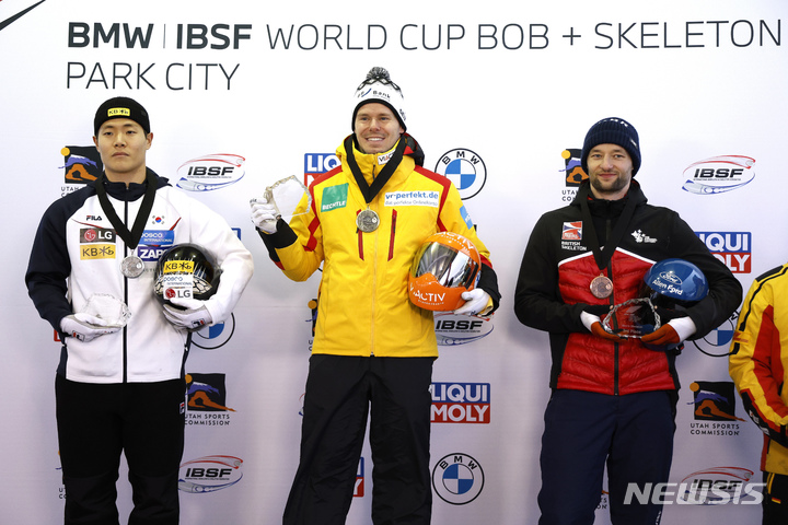 [파크시티=AP/뉴시스] 정승기(왼쪽)가 1일(현지시간) 미 유타주 파크시티에서 열린 2022-23 국제봅슬레이스켈레톤연맹(IBSF) 월드컵 2차 대회 스켈레톤 남자 결선에서 은메달을 목에 걸고 시상식 포즈를 취하고 있다. 정승기는 1차(48초18), 2차(48초25) 시기 합계 1분36초43으로 1차 대회에 이어 또다시 은메달을 목에 걸었다. 2022.12.02.