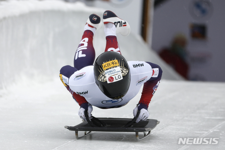 [파크시티=AP/뉴시스] 정승기가 1일(현지시간) 미 유타주 파크시티에서 열린 2022-23 국제봅슬레이스켈레톤연맹(IBSF) 월드컵 2차 대회 스켈레톤 남자 결선 경기를 펼치고 있다. 정승기는 1차(48초18), 2차(48초25) 시기 합계 1분36초43으로 1차 대회에 이어 또다시 은메달을 목에 걸었다. 2022.12.02.