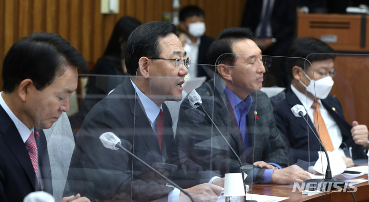 [서울=뉴시스] 전진환 기자 = 주호영 국민의힘 원내대표가 2일 오전 서울 여의도 국회에서 열린 원내대책회의에서 발언하고 있다. 2022.12.02. amin2@newsis.com