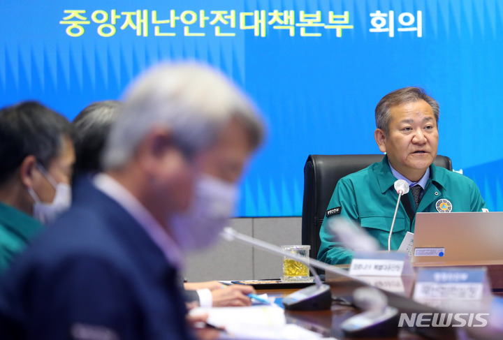 [서울=뉴시스] 배훈식 기자 = 이상민 행정안전부 장관이 지난 2일 오전 서울 종로구 정부서울청사에서 열린 중앙재난안전대책본부 회의에 참석해 발언하고 있다. 2022.12.07. dahora83@newsis.com