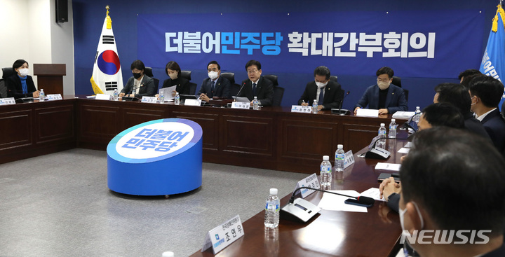 [서울=뉴시스] 전진환 기자 = 이재명 더불어민주당 대표가 2일 오전 서울 여의도 국회 의원회관에서 열린 확대간부회의에서 발언하고 있다. 2022.12.02. amin2@newsis.com