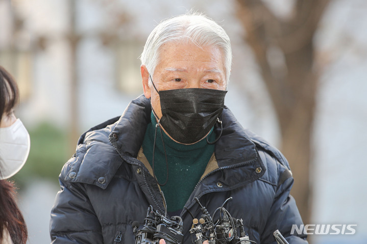 [서울=뉴시스] 권창회 기자 = 해밀톤 호텔 대표 이모씨가 지난해 12월2일 오전 서울 마포구 경찰청 특별수사본부에 출석하며 취재진의 질문에 답하고 있다. 2022.12.02. kch0523@newsis.com