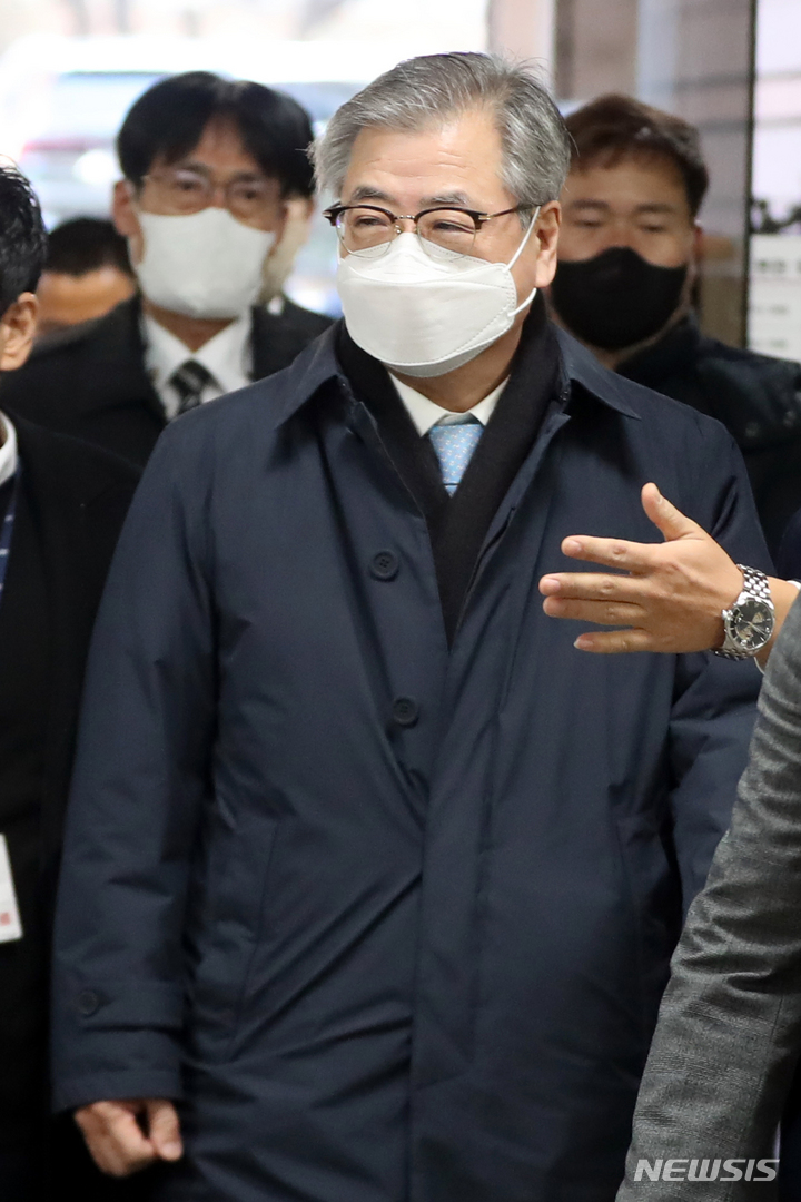 [서울=뉴시스] 김금보 기자 = '서해 공무원 피살 사건'과 관련해 월북몰이를 한 혐의를 받는 서훈 전 국가안보실장이 2일 오전 서울 서초구 서울중앙지방법원에서 열린 구속 전 피의자심문(영장실질심사)에 출석하고 있다. 2022.12.02. kgb@newsis.com