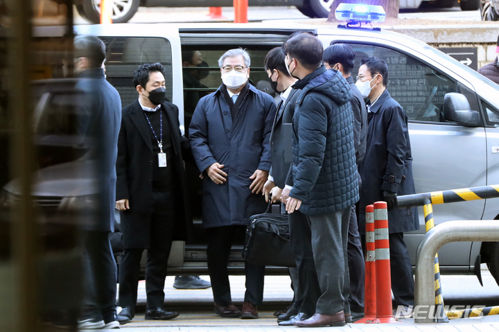 [서울=뉴시스] 김금보 기자 = '서해 공무원 피살 사건'과 관련해 월북몰이를 한 혐의를 받는 서훈 전 국가안보실장이 2일 오전 서울 서초구 서울중앙지방법원에서 열린 구속 전 피의자심문(영장실질심사)에 출석하고 있다. 2022.12.02. kgb@newsis.com