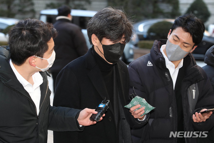 [서울=뉴시스] 김금보 기자 = 남욱 변호사가 2일 오전 서울중앙지방법원에서 열린 대장동 개발 배임 혐의 관련 공판에 출석하고 있다. (공동취재사진) 2022.12.02. photo@newsis.com