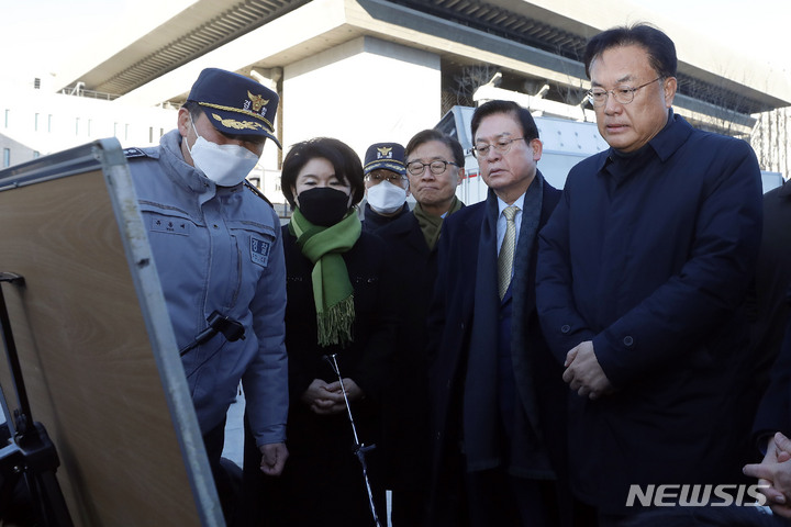 [서울=뉴시스] 최동준 기자 = 정진석 국민의힘 비상대책위원장이 2일 서울 광화문 광장에 마련된 카타르 월드컵 거리응원 경찰 현장지휘소를 방문해 안전 현황 점검을 하고 있다. 2022.12.02. photocdj@newsis.com