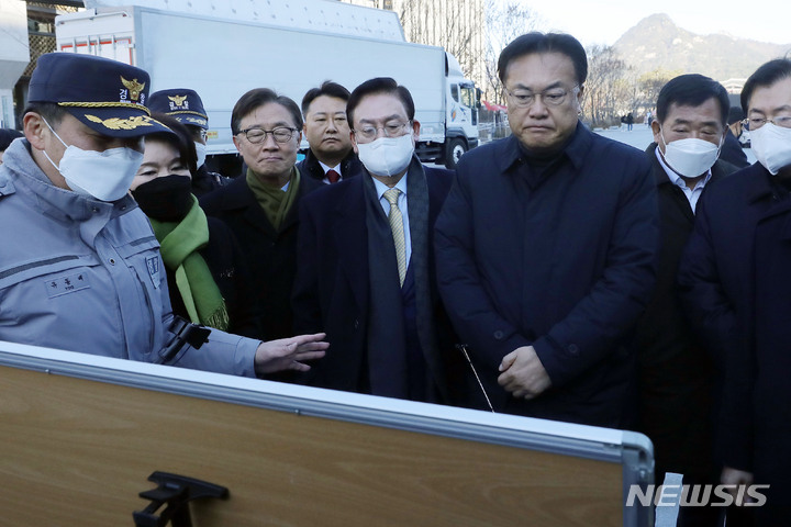 [서울=뉴시스] 최동준 기자 = 정진석 국민의힘 비상대책위원장이 2일 서울 광화문 광장에 마련된 카타르 월드컵 거리응원 경찰 현장지휘소를 방문해 안전 현황 점검을 하고 있다. 2022.12.02. photocdj@newsis.com