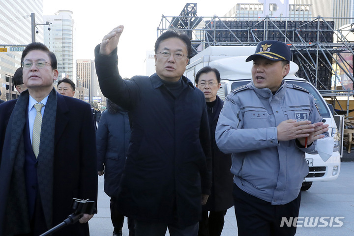[서울=뉴시스] 최동준 기자 = 정진석 국민의힘 비상대책위원장이 2일 카타르 월드컵 거리응원이 열리는 서울 광화문 광장을 방문해 안전 현황 점검을 하고 있다. 2022.12.02. photocdj@newsis.com
