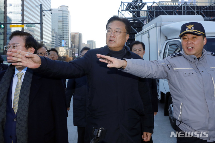 [서울=뉴시스] 최동준 기자 = 정진석 국민의힘 비상대책위원장이 2일 카타르 월드컵 거리응원이 열리는 서울 광화문 광장을 방문해 안전 현황 점검을 하고 있다. 2022.12.02. photocdj@newsis.com